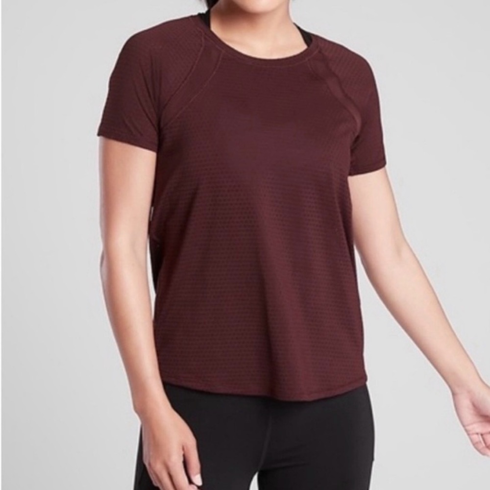 Athleta Chi Dot Mesh Train Tee Short Sleeve Maroon Wine Burgundy Med Activewear